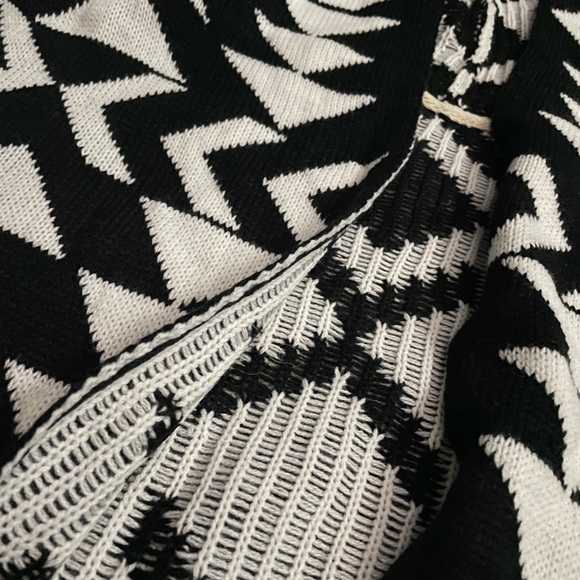 Small cardigan with hood. - Picture 3 of 6